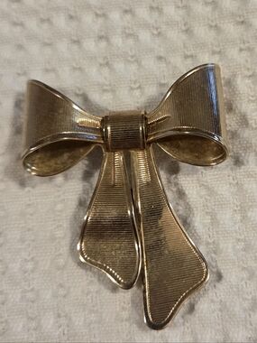 Avon Vintage Goldtone Textured Bow Pin/Pendant, 1980
